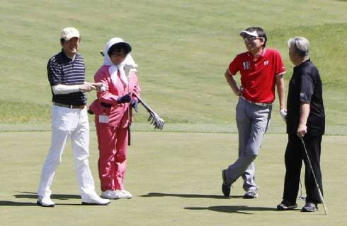 Shinzo Abe plays golf