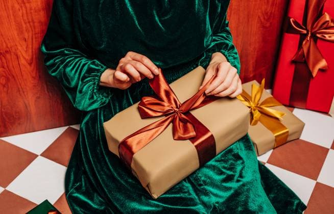 IMAGO Creative, Christmas, Gifts - from wrapping to unwrapping