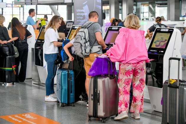 In future, travellers will be able to check in at the airport completely digitally, archive images