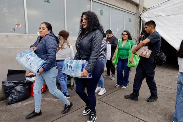 Mexico, people support the relatives of the victims of the tanker explosion