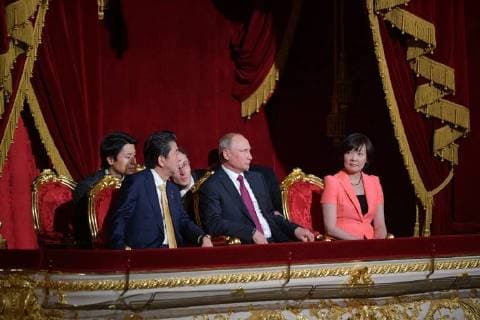 Moscow: Putin and Abe visit concert in Bolshoi Theatre