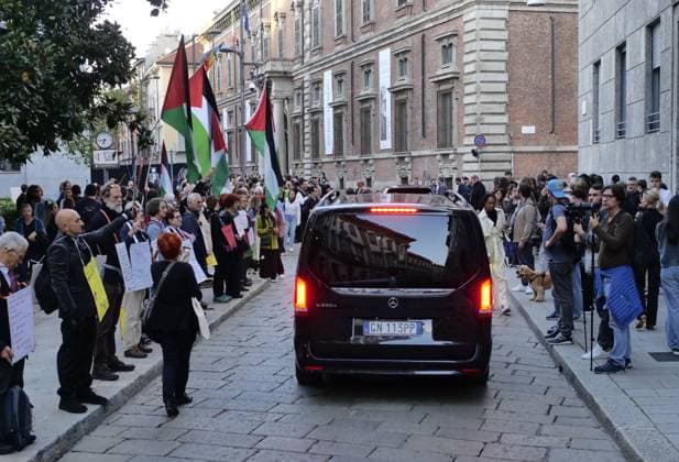 Milan Fashion Week, Gaza protests on the sidelines of the Giorgio Armani fashion show