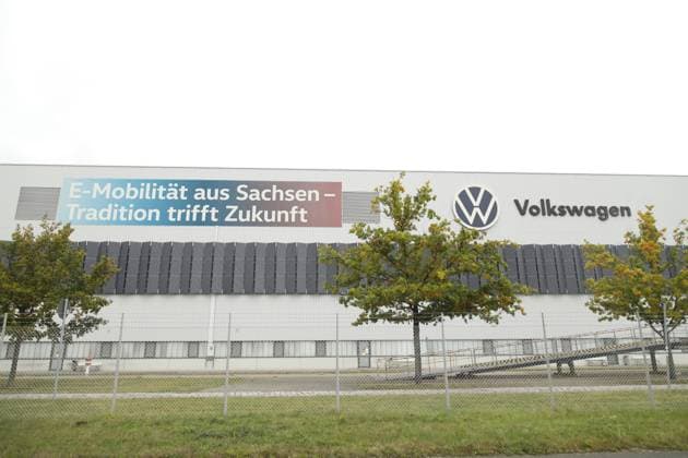 VW Group set to make major cost-cutting measures; VW plant in Zwickau faces closure; archive images