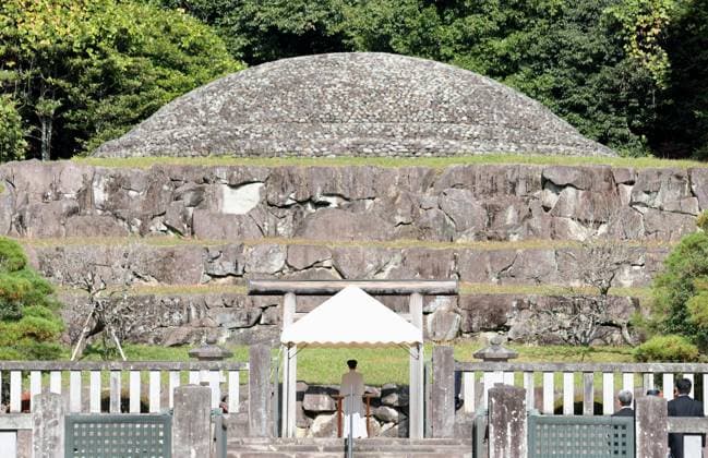 Japan, Princess Aiko visits Emperor Showas mausoleum in Hachioji