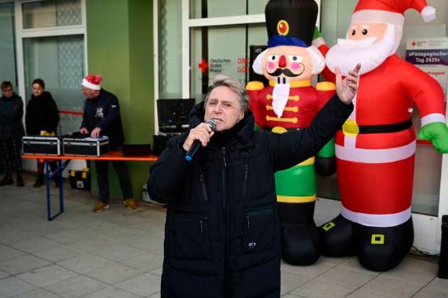 Hans-Jürgen Beyer during a live performance at the Glühweinfest in Görlitz