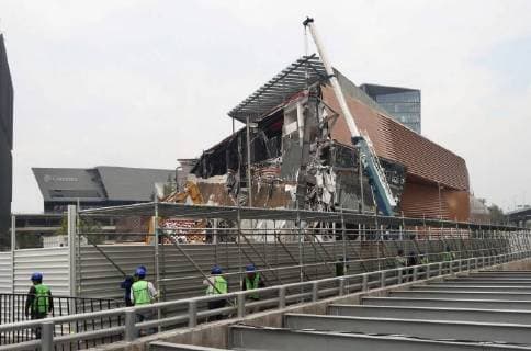 Mexico, clean-up work after the collapse of a new shopping centre in Mexico City