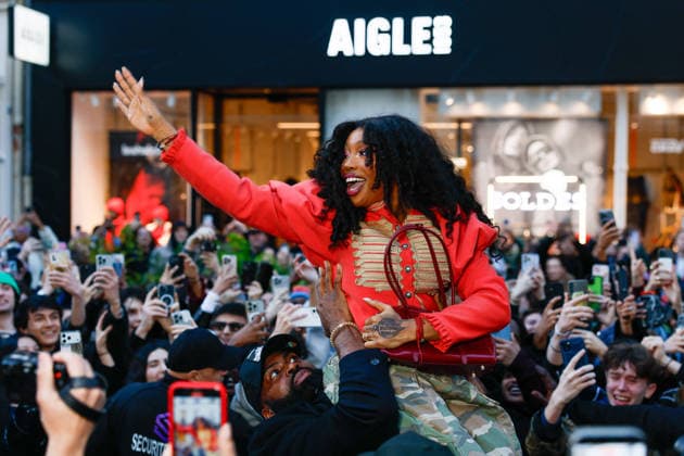 Paris Fashion Week, SZA is celebrated by fans