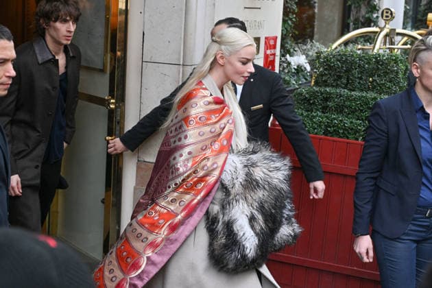 Paris Fashion Week, celebrities in front of their hotel