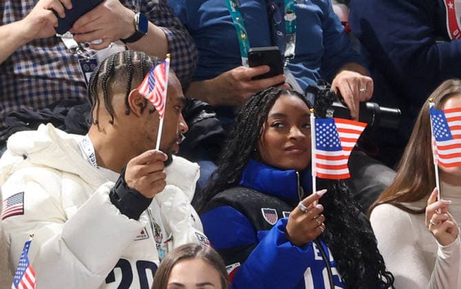 Milano Cortina 2026, Simone Biles in the stands during speed skating