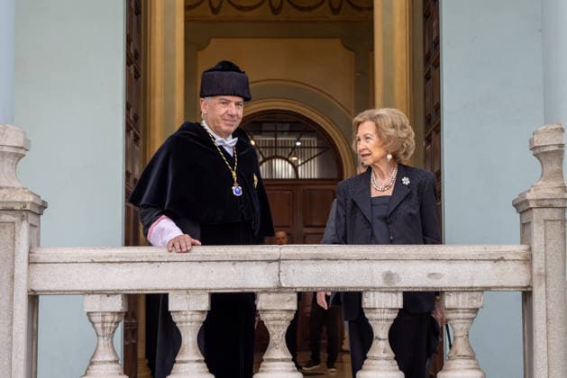 Queen Sofia of Spain receives an honorary doctorate from the University of Las Palmas