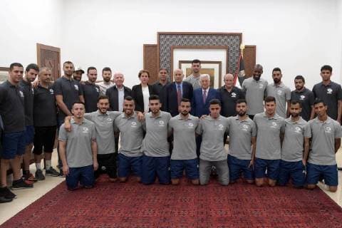 Mahmoud Abbas receives the national football teams of Palestine and Iraq