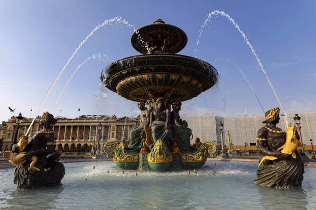 Calendar motifs: Fountain