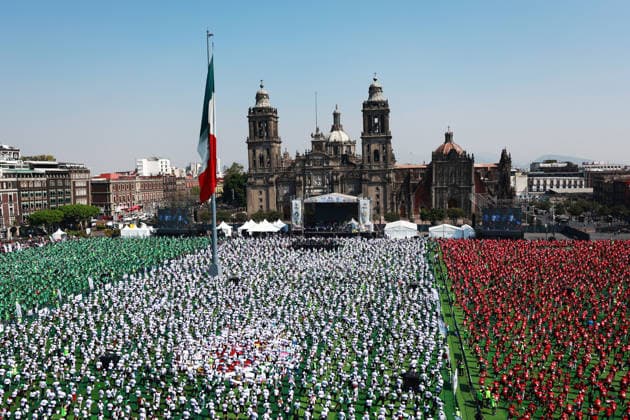 Mexico, Guinness record attempt for biggest football hour in Mexico City