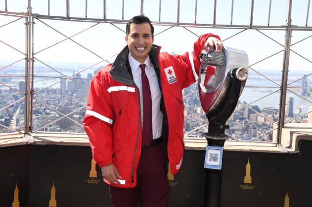 Alejandro Condis visits the Empire State Building in New York with the Red Cross