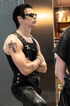 Celebrity, Yungblud lands at London airport