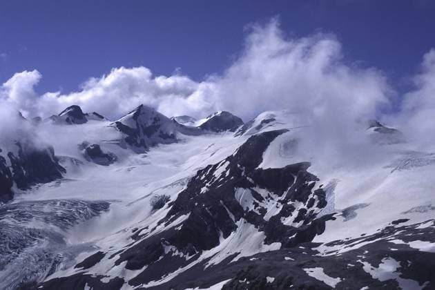 Stilfser Joch – Europe’s last summer ski resort closes due to the heat, archive images