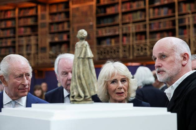 Royals, Queen Elizabeth II receives bronze statue in St James' Park in London