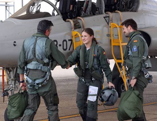 Royals, Princess Leonor of Spain flies in a fighter plane