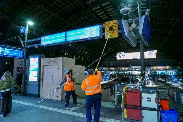 Hamburg, window cleaner at Hamburg Central Station