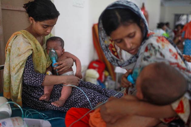 Bangladesh, treatment of children with measles in Dhaka