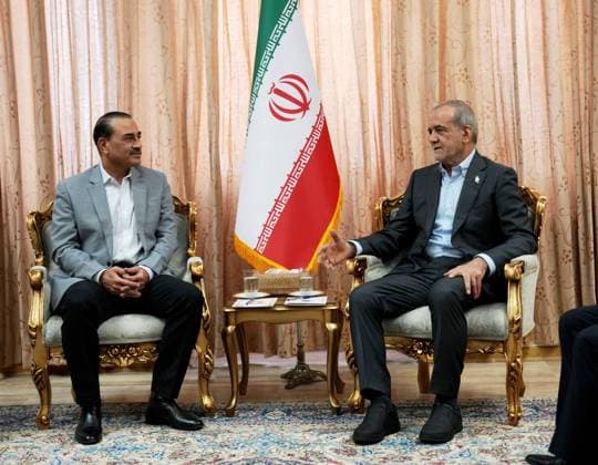 Iran, President Massud Peseschkian meets Asim Munir in Tehran
