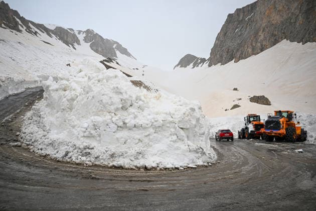 Turkey, Van Bahcesaray motorway closed due to avalanche risk