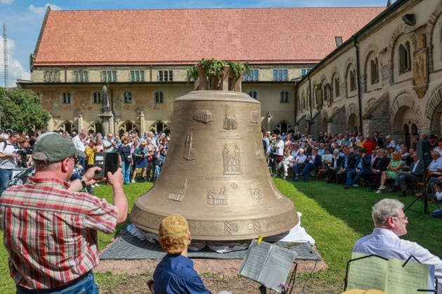 Saxony-Anhalt, unveiling of the Credamus bell in the cathedral garden in Magdeburg