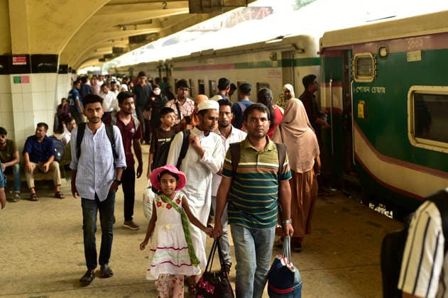 Bangladesh, wave of travellers for the Islamic festival of Eid al-Adha