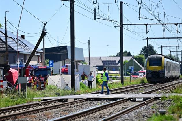 Belgium, Several fatalities after collision between train and school bus in Buggenhout