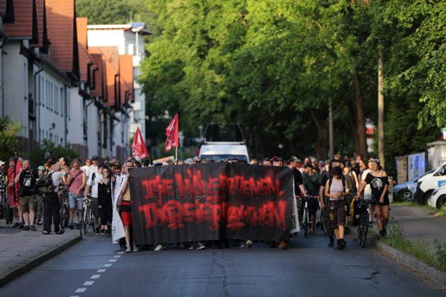Potsdam, protest against the eviction of the formerly squatted building at Tornowstraße 40