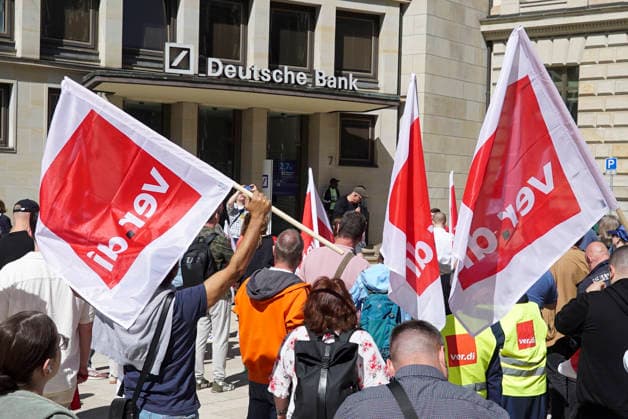 Hamburg, Verdi strike in front of Deutsche Bank branch