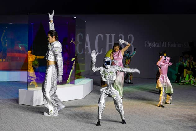 Fashion, South Korea, Robot fashion show at the Galaxy Robot Park in Seoul