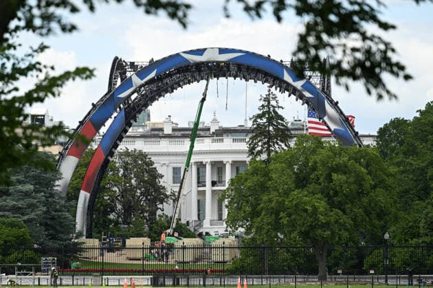 USA, construction of a UFC fighting arena on the South Lawn of the White House in Washington