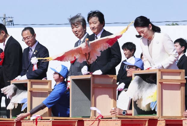 Royals, Crown Prince Fumihito and Crown Princess Kiko set crested ibis free in Hakui
