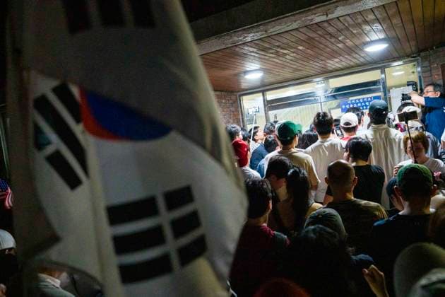 South Korea, local elections, right-wing extremist protesters block voting centres to prevent counting in Seoul