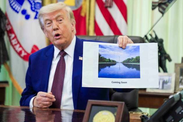 USA, Donald Trump announces the completion of the mirror pond at the Lincoln Memorial in Washington DC