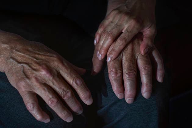 AOK chief Reimann warns of a billion-euro shortfall in long-term care insurance; stock images