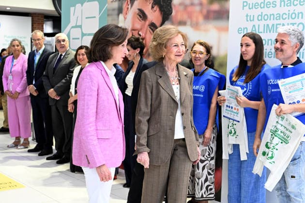 Royals, Spain, Queen Sofia visits table in Madrid