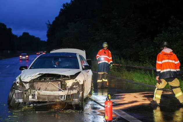 NRW, Serious accident in heavy rain on the city motorway in Solingen