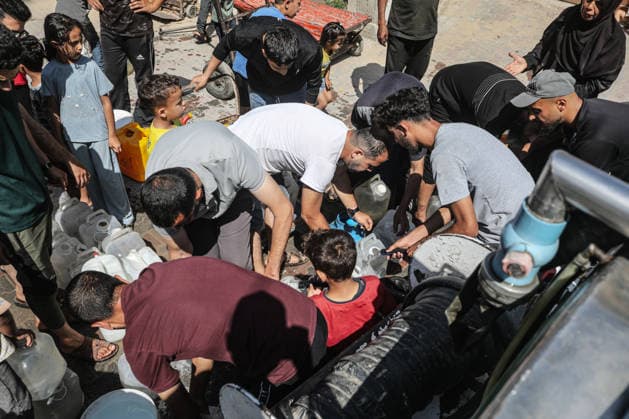 Middle East conflict, Gaza, queue for drinking water at the Bureij refugee camp