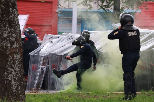 Mexico, serious riots at the start of the football World Cup in Mexico City