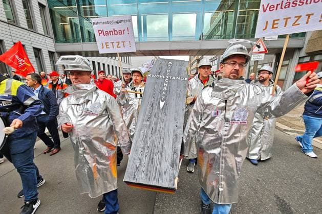 Berlin, steelworkers demonstrate