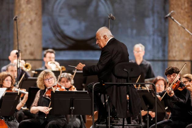 Zubin Mehtaen conducts during a concert in Granada