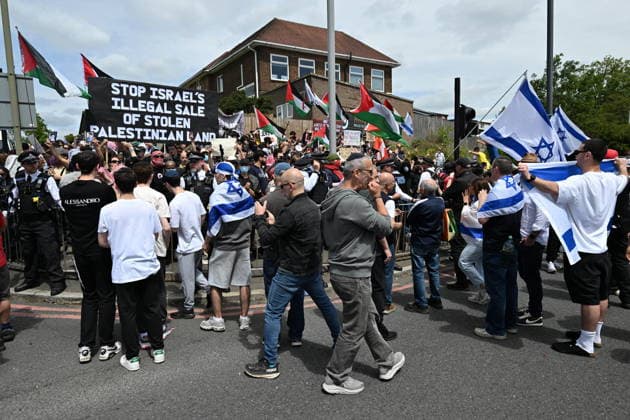 United Kingdom, Pro-Israeli counter-protest at pro-Palestinian demonstration in London