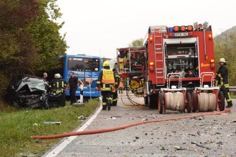 Eggingen, VW Golf crashes frontally in public bus