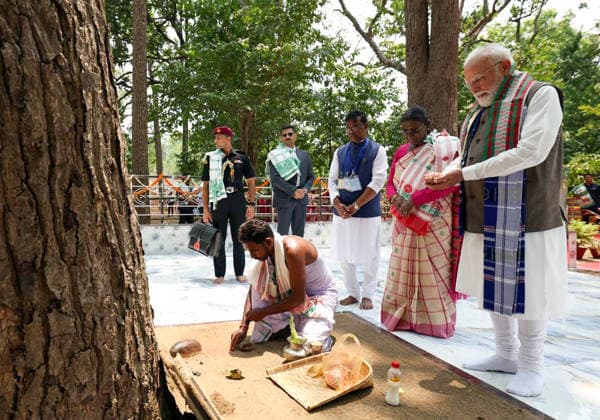 India: Droupadi Murmu and Narendra Modi at a prayer service in Pahadpur