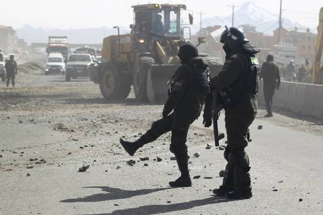 Bolivia: Police clear roadblocks following the declaration of a state of emergency in La Paz