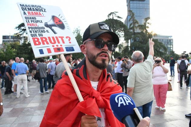 Albania: Protests in Tirana continue against the planned privatisation of coastal land for a luxury development in Zvernec, near Vlora