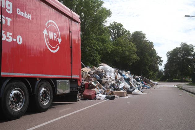 Saxony-Anhalt: Recycling lorry loses its load in Dessau-Roßlau
