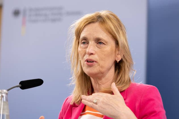 Federal Minister for Family Affairs Karin Prien announces cuts to advance maintenance payments; archive images